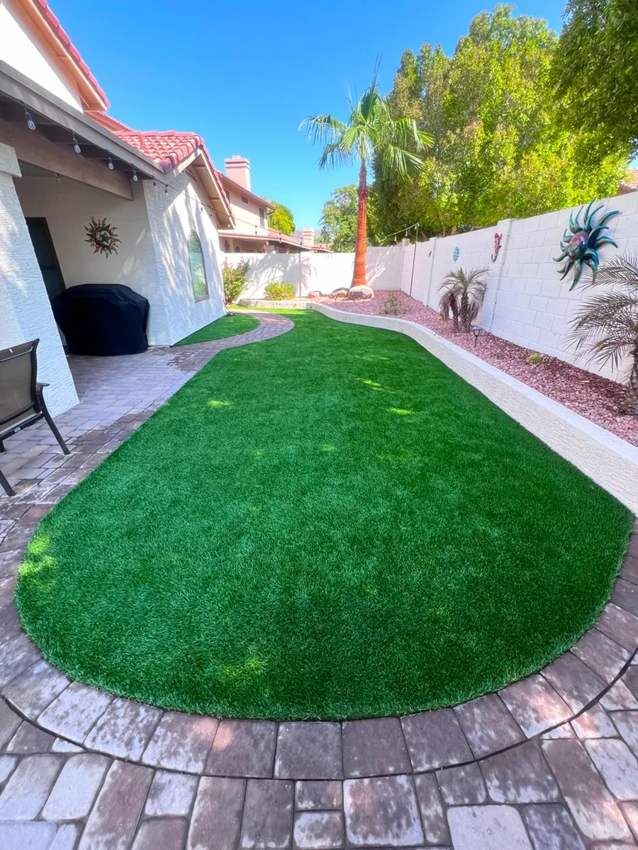 Completed TurFresh turf cleaning on an Arizona paver courtyard turf island with a palm